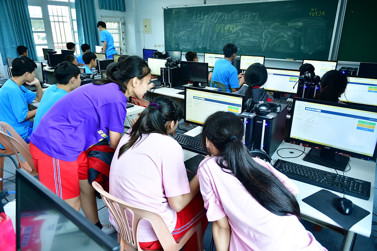 AI in education: tutoring systems, assessment and classroom guidance