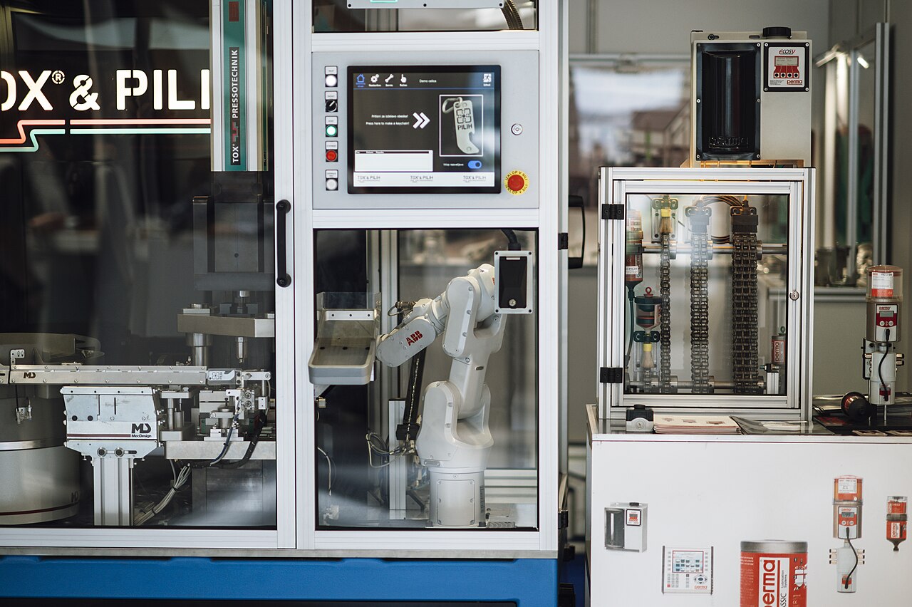 Robotics and AI: perception, planning and control in physical machines